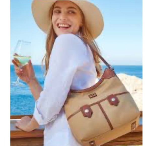 Dooney & Bourke Wayfarer Taupe Sac
Collection Nylon Shoulder Bag - Picture 1 of 11